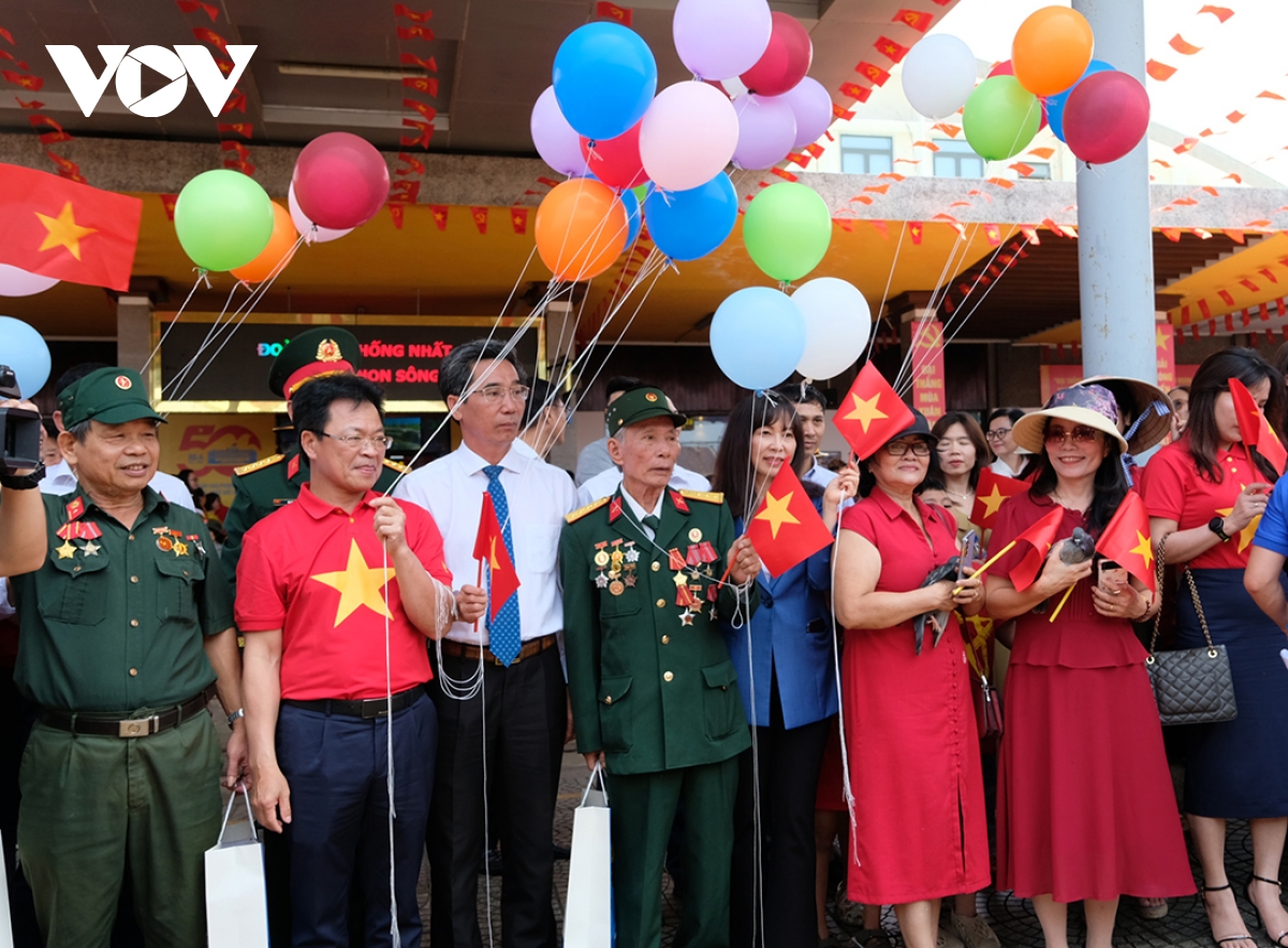 Xúc động không khí sum họp 2 miền Nam - Bắc tại ga Đà Nẵng