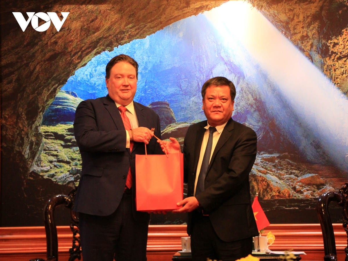 Đại sứ hoa kỳ viếng mộ Đại tướng võ nguyên giáp hình ảnh 4 Dai su hoa ky vieng mo Dai tuong vo nguyen giap hinh anh 4