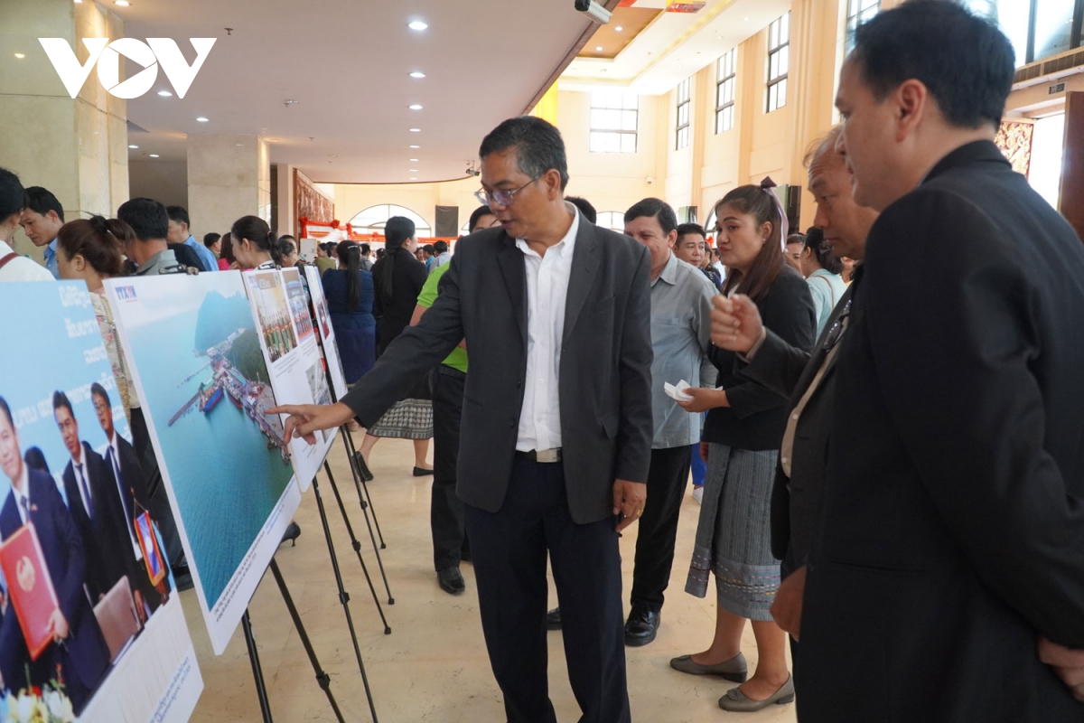 Lào triển lãm ảnh kỷ niệm 50 năm thống nhất đất nước của Việt Nam