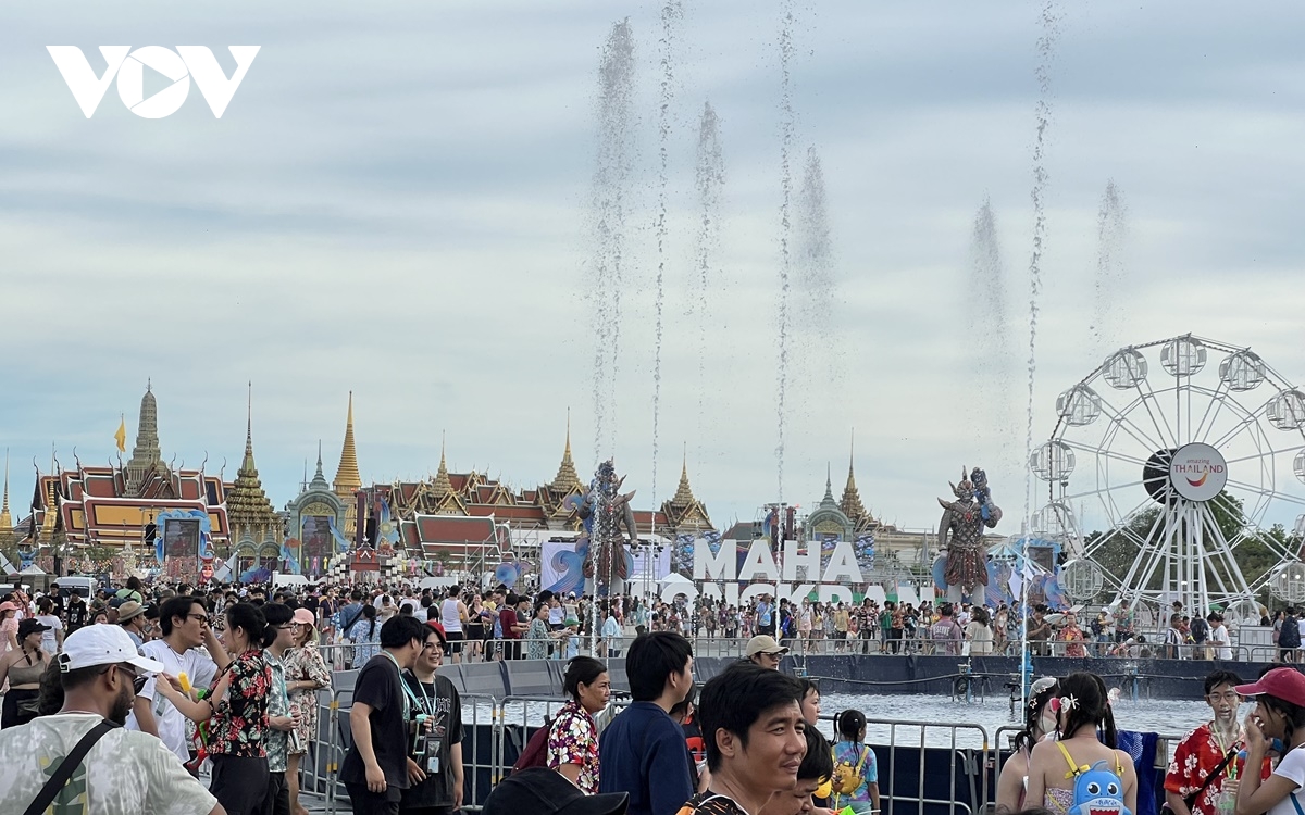 le hoi songkran 2025 tai bangkok - cuoc vui bat tan duoi lan nuoc mat hinh anh 3