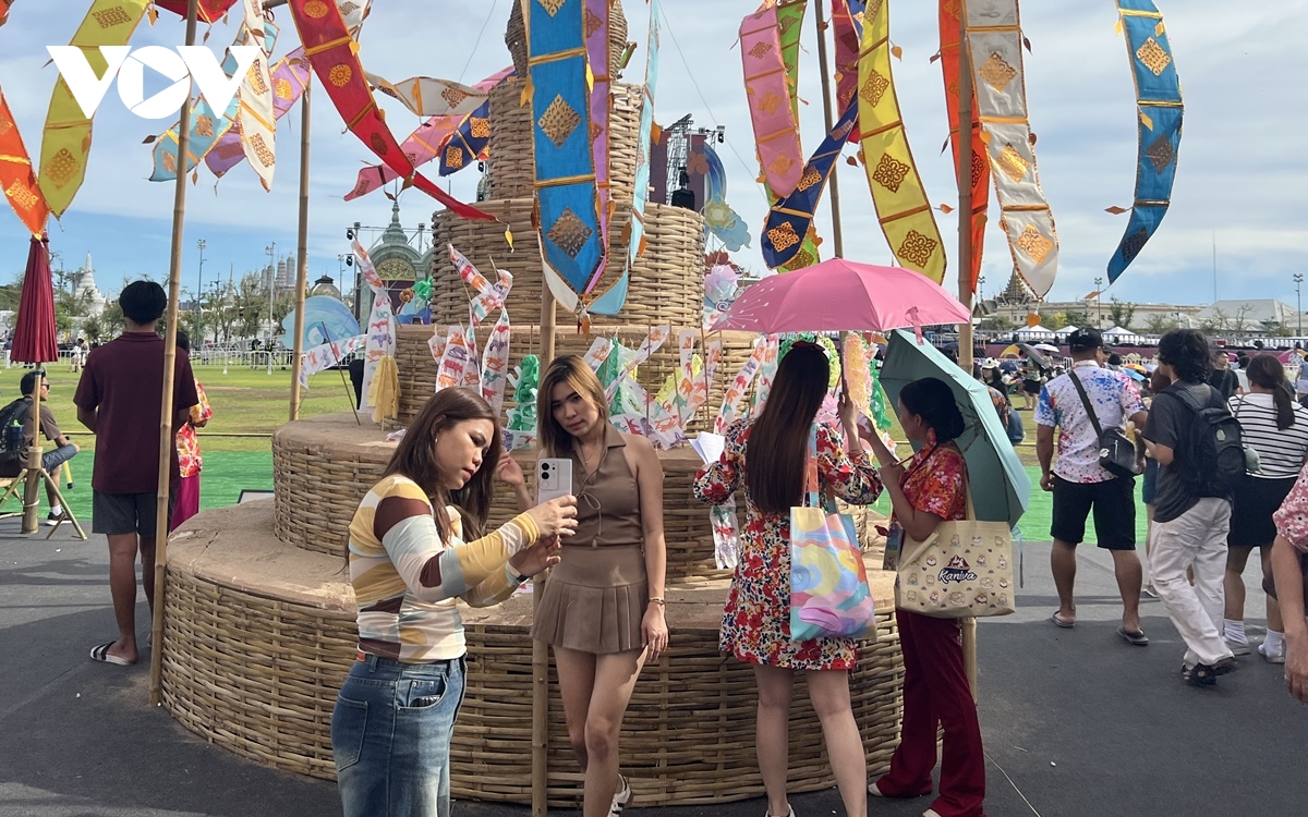 le hoi songkran 2025 tai bangkok - cuoc vui bat tan duoi lan nuoc mat hinh anh 11