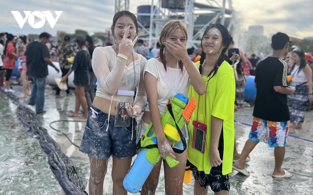 le hoi songkran 2025 tai bangkok - cuoc vui bat tan duoi lan nuoc mat hinh anh 1