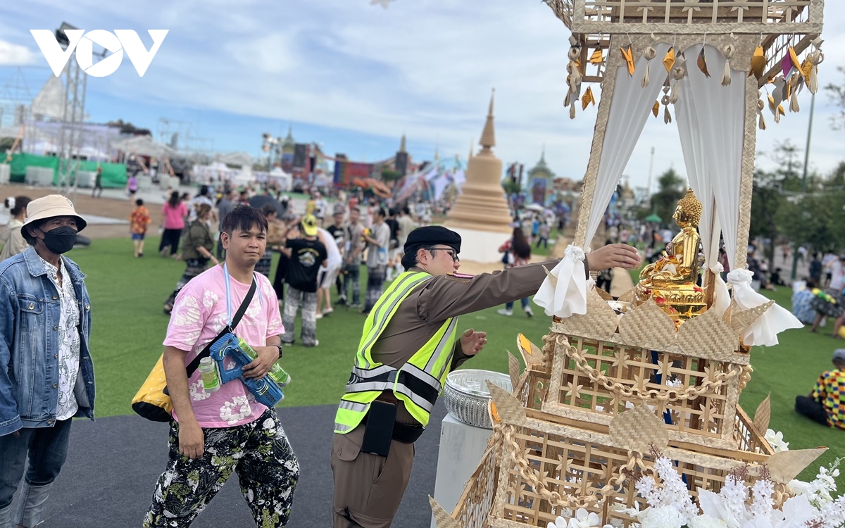 le hoi songkran 2025 tai bangkok - cuoc vui bat tan duoi lan nuoc mat hinh anh 5