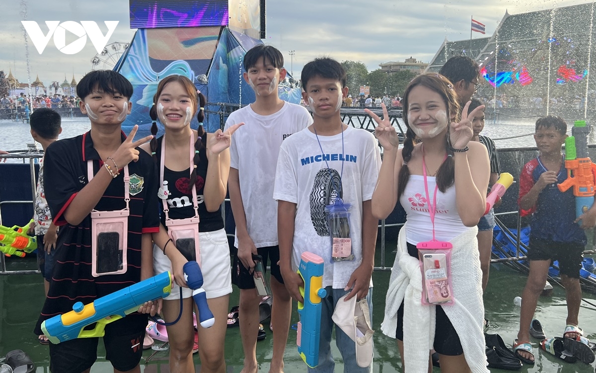 le hoi songkran 2025 tai bangkok - cuoc vui bat tan duoi lan nuoc mat hinh anh 6