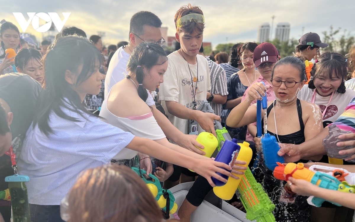 le hoi songkran 2025 tai bangkok - cuoc vui bat tan duoi lan nuoc mat hinh anh 7