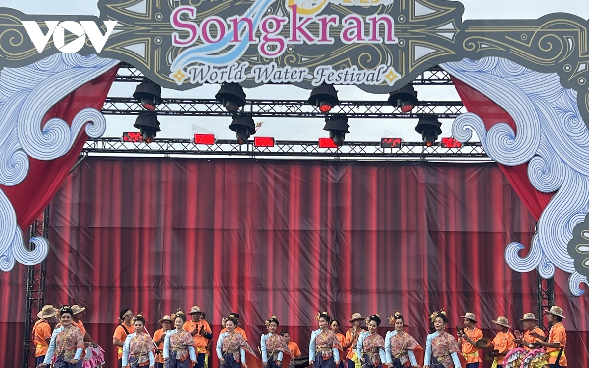 le hoi songkran 2025 tai bangkok - cuoc vui bat tan duoi lan nuoc mat hinh anh 8
