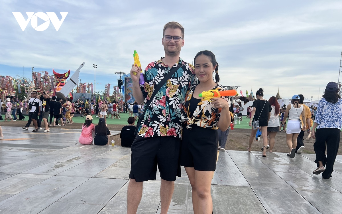 le hoi songkran 2025 tai bangkok - cuoc vui bat tan duoi lan nuoc mat hinh anh 9