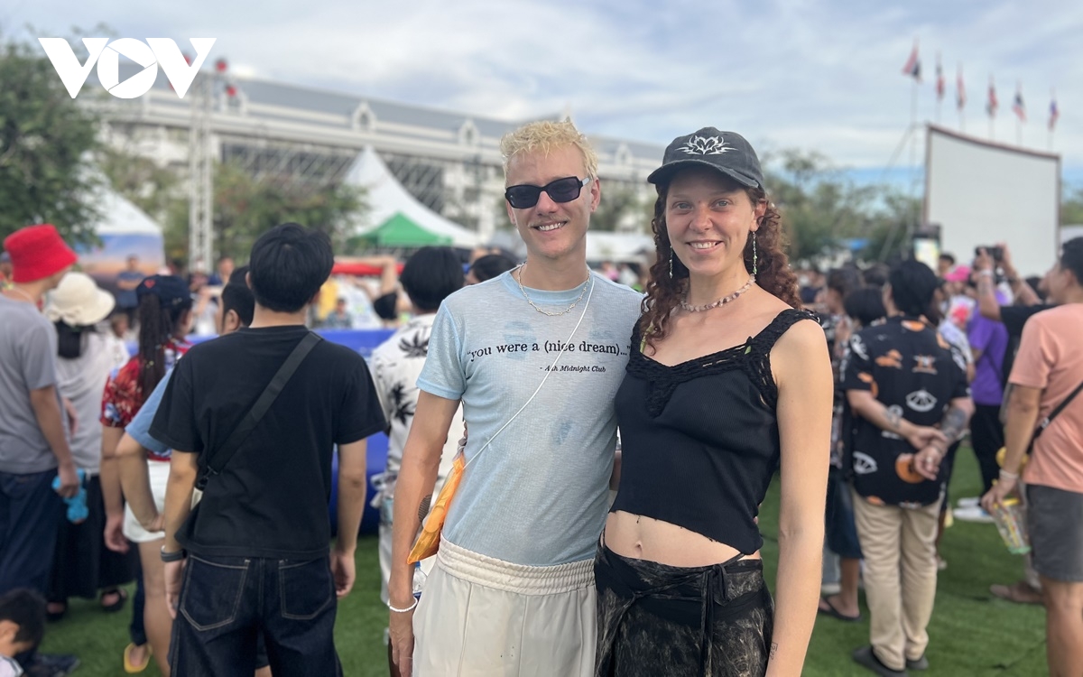 le hoi songkran 2025 tai bangkok - cuoc vui bat tan duoi lan nuoc mat hinh anh 2