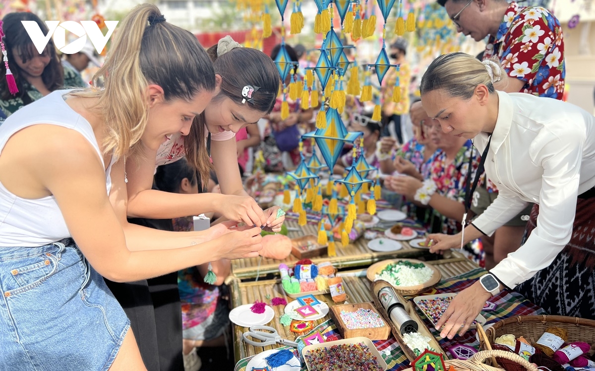 le hoi songkran 2025 tai bangkok - cuoc vui bat tan duoi lan nuoc mat hinh anh 10