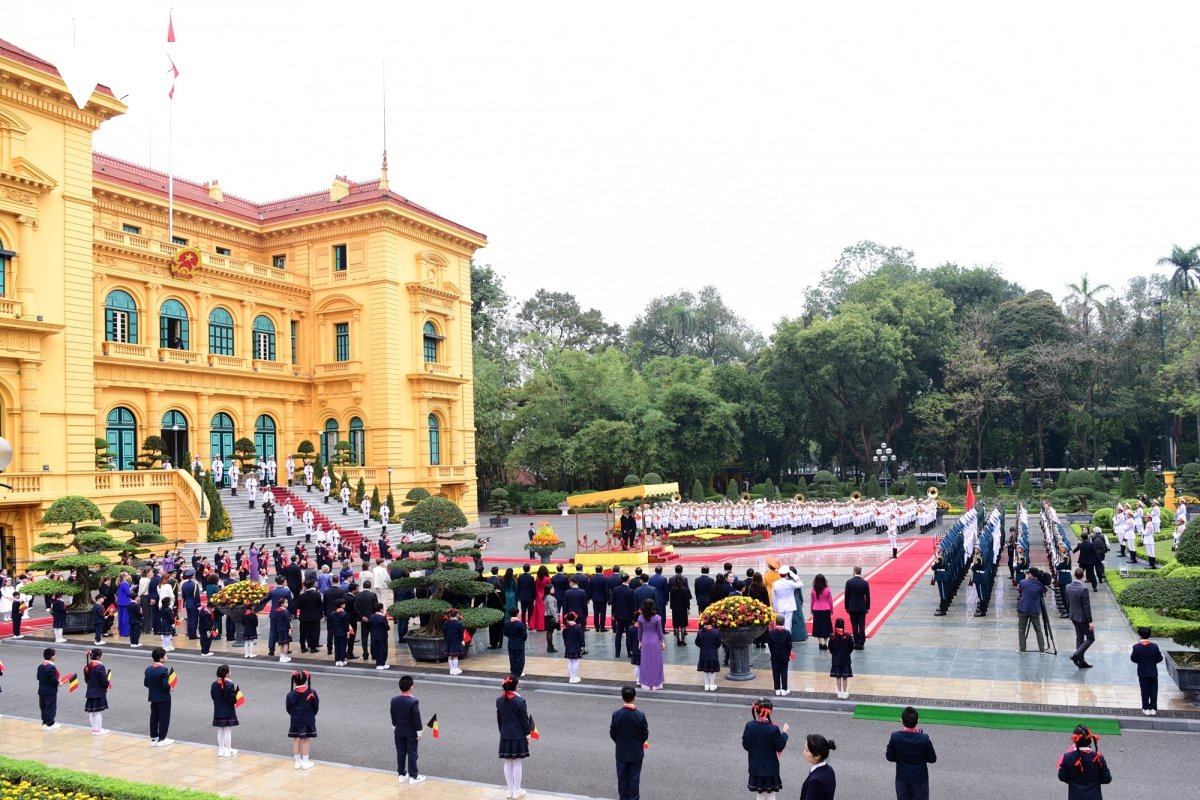 le don trong the nha vua va hoang hau vuong quoc bi tham cap nha nuoc toi viet nam hinh anh 1