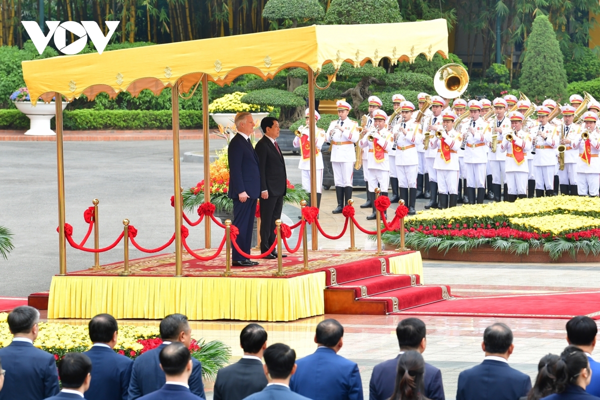le don trong the nha vua va hoang hau vuong quoc bi tham cap nha nuoc toi viet nam hinh anh 4