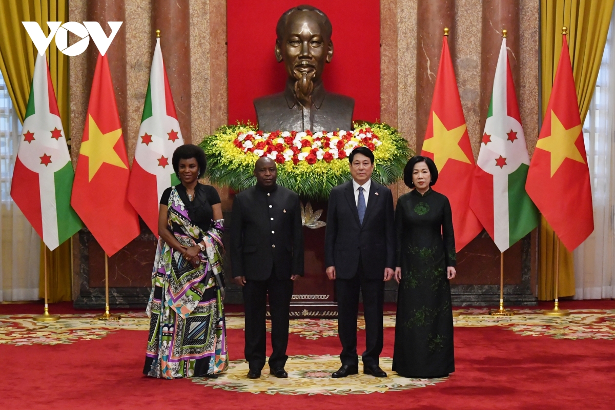 toàn cảnh lễ đón tổng thống burundi và phu nhân thăm chính thức việt nam hình ảnh 8 toan canh le don tong thong burundi va phu nhan tham chinh thuc viet nam hinh anh 8