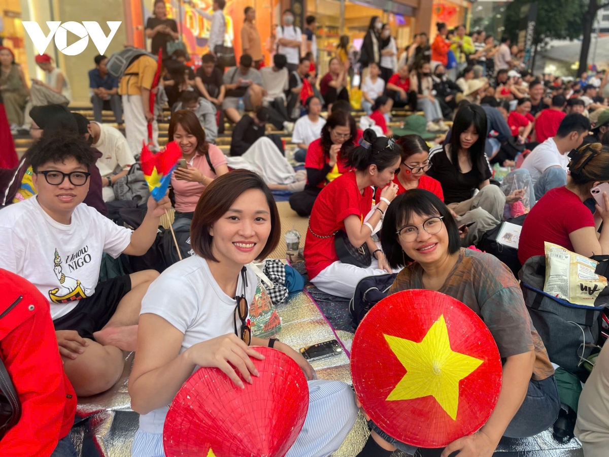 nhiều người trải bạt, ăn ngủ ngoài đường ở tp.hcm để chờ xem diễu binh hình ảnh 9 nhieu nguoi trai bat, an ngu ngoai duong o tp.hcm de cho xem dieu binh hinh anh 9