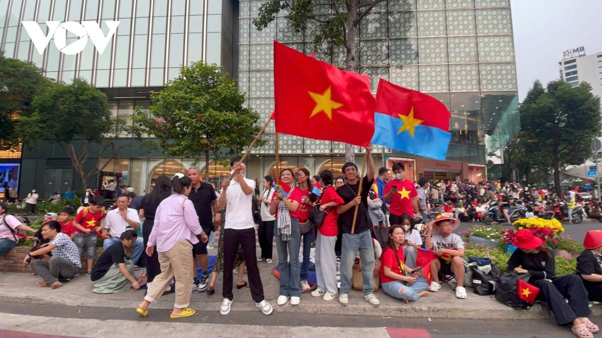 nhiều người trải bạt, ăn ngủ ngoài đường ở tp.hcm để chờ xem diễu binh hình ảnh 6 nhieu nguoi trai bat, an ngu ngoai duong o tp.hcm de cho xem dieu binh hinh anh 6