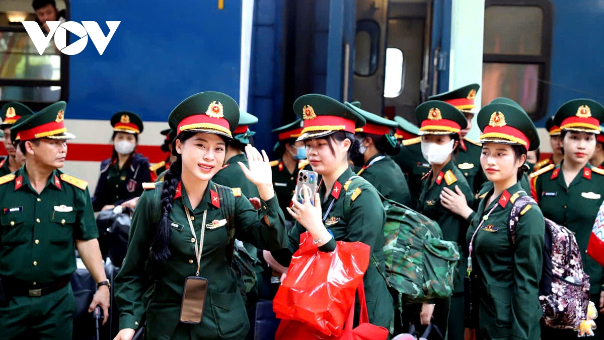 người dân Đồng nai đón chuyến tàu đặc biệt chở đoàn diễu binh, diễu hành hình ảnh 2 nguoi dan Dong nai don chuyen tau dac biet cho doan dieu binh, dieu hanh hinh anh 2
