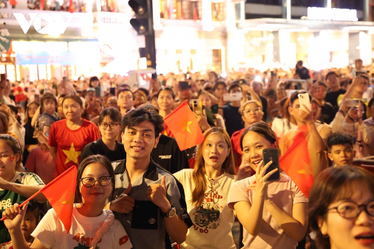 mãn nhãn màn pháo hoa tầm cao rực rỡ trên bầu trời tp.hcm hình ảnh 3 man nhan man phao hoa tam cao ruc ro tren bau troi tp.hcm hinh anh 3