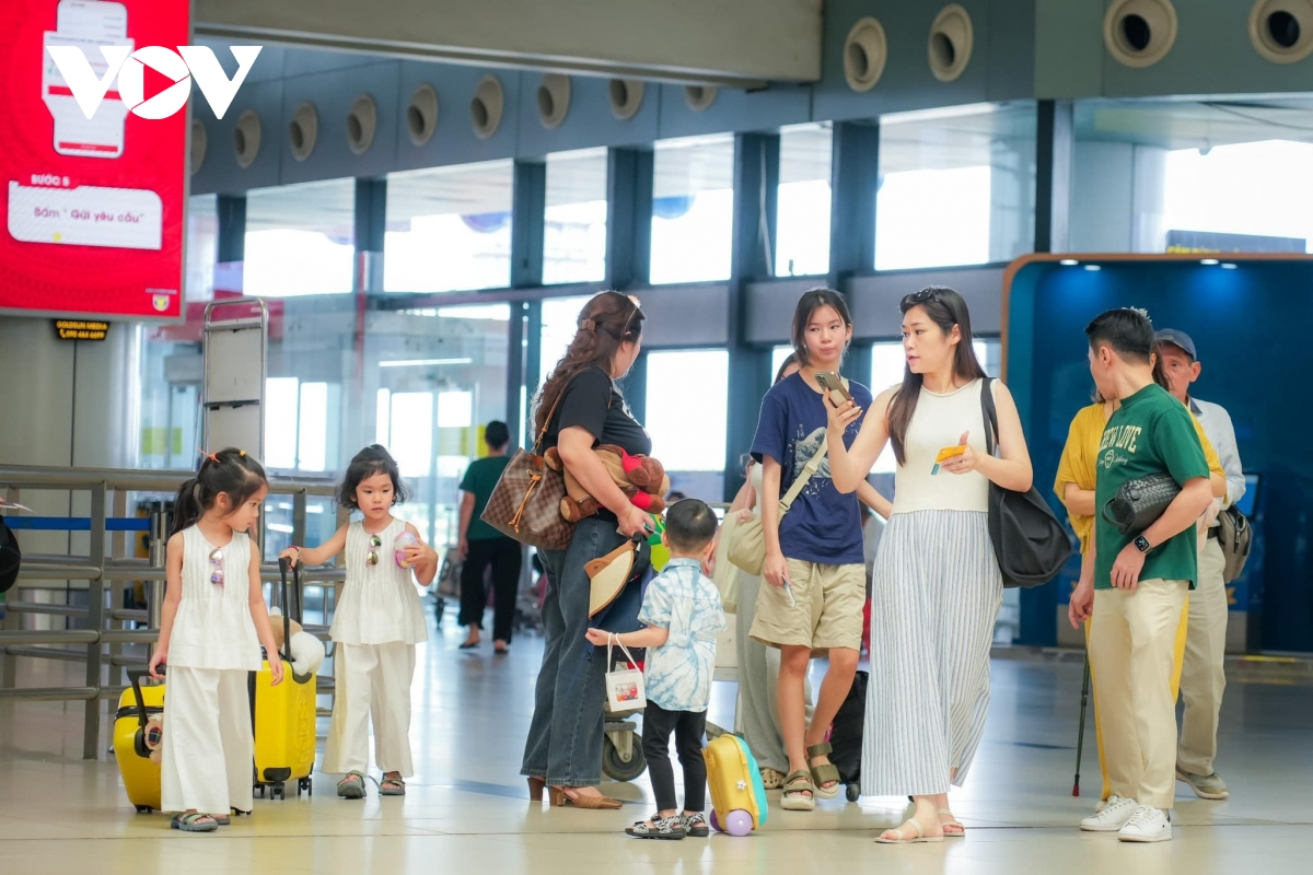 Vé máy bay dịp lễ 30/4 tăng chóng mặt, nhiều người phải đổi ý định đi du lịch