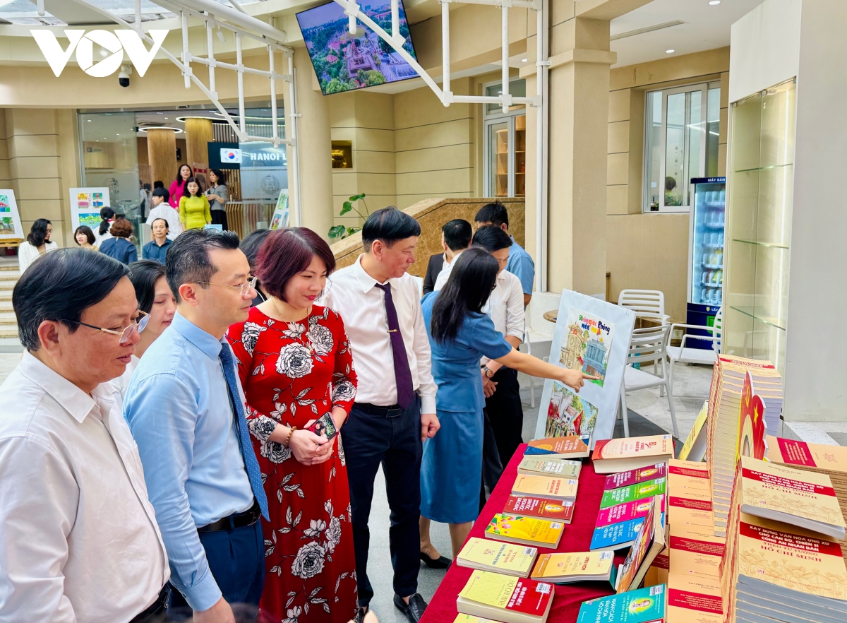 Đa dạng hoạt động ngày sách và văn hóa đọc việt nam tại hà nội hình ảnh 3 Da dang hoat dong ngay sach va van hoa doc viet nam tai ha noi hinh anh 3