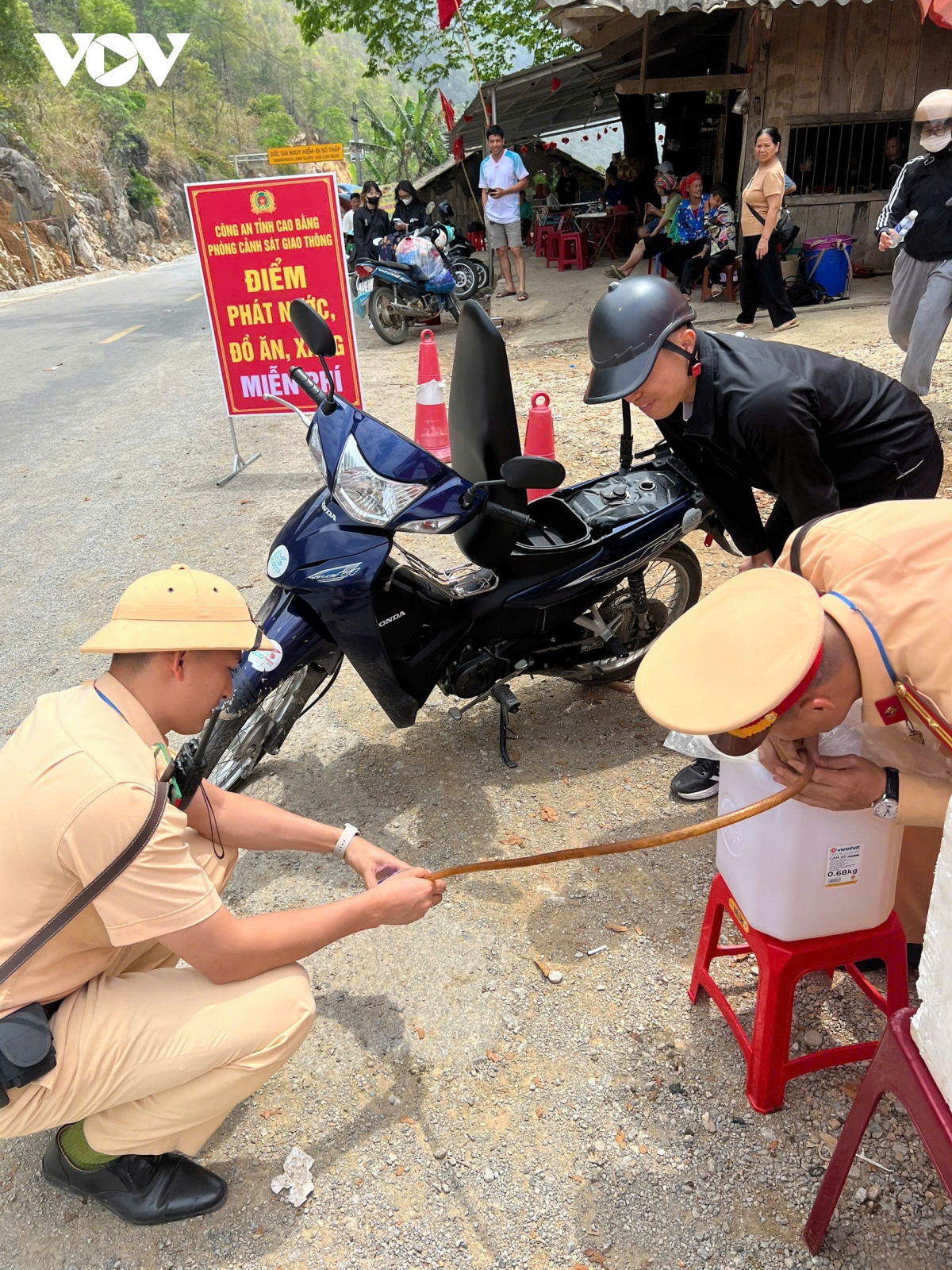 công an cao bằng phát nước, cấp xăng miễn phí cho người dân, du khách hình ảnh 3 cong an cao bang phat nuoc, cap xang mien phi cho nguoi dan, du khach hinh anh 3