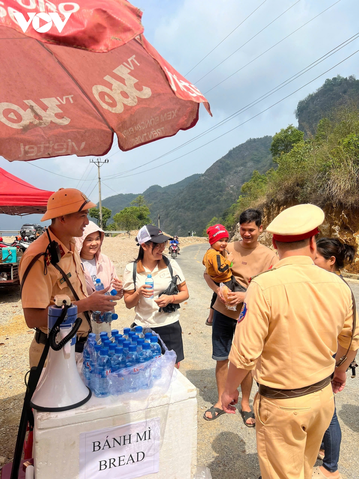 công an cao bằng phát nước, cấp xăng miễn phí cho người dân, du khách hình ảnh 2 cong an cao bang phat nuoc, cap xang mien phi cho nguoi dan, du khach hinh anh 2