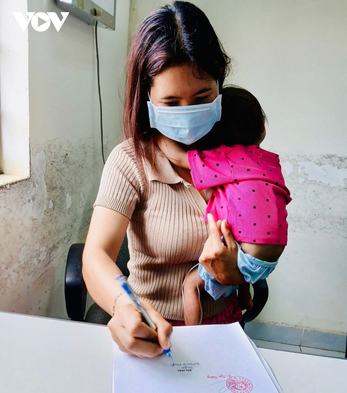 mẹ bé gái 9 tháng tuổi bị bỏ rơi tại bệnh viện nhi gia lai đến nhận lại con hình ảnh 1 me be gai 9 thang tuoi bi bo roi tai benh vien nhi gia lai den nhan lai con hinh anh 1