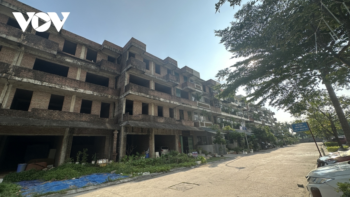 Hình ảnh dãy nhà liền kề vi phạm xây dựng ở Thanh Đàm, Hoàng Mai khiến nhiều cán bộ dính chàm