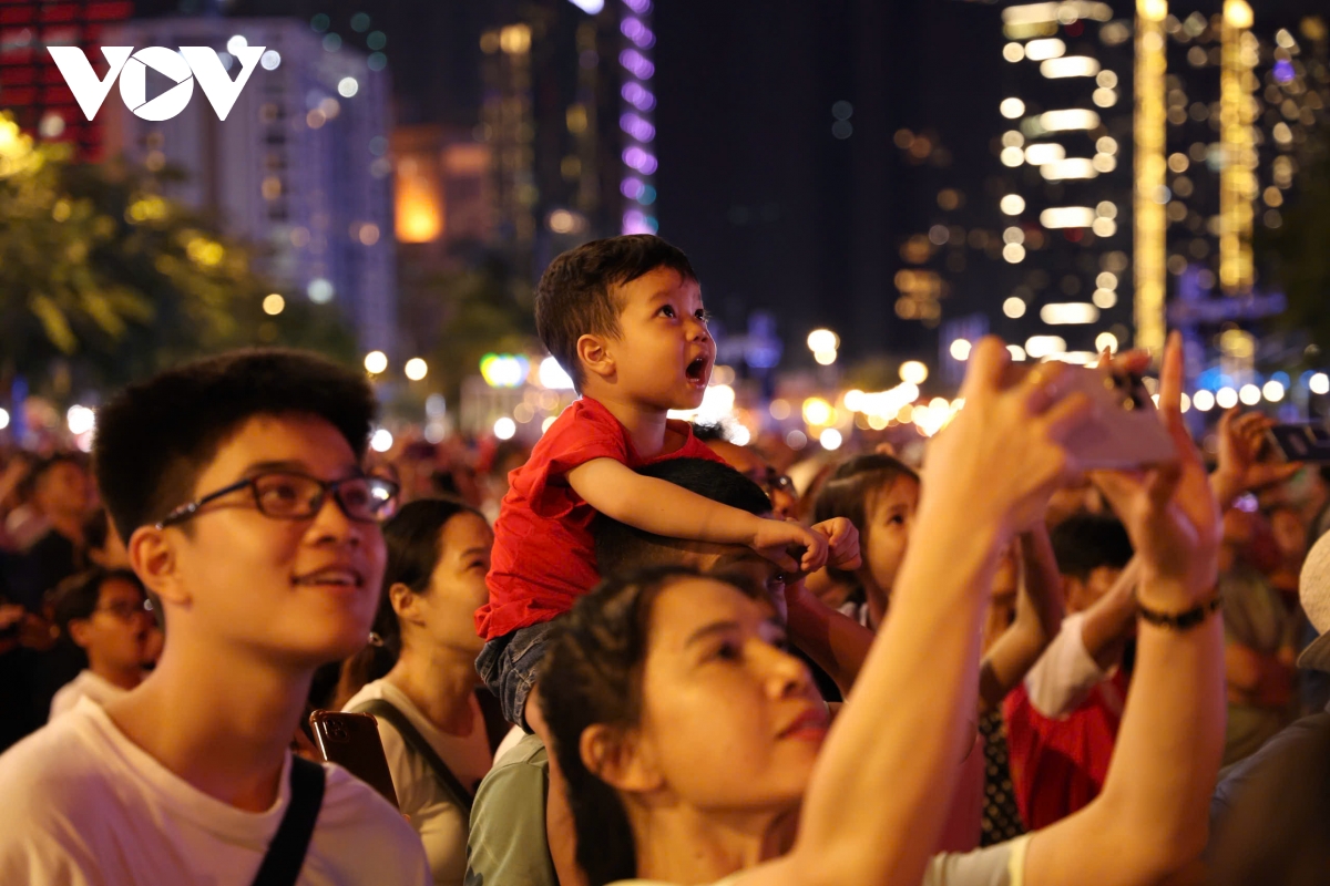 mãn nhãn màn pháo hoa tầm cao rực rỡ trên bầu trời tp.hcm hình ảnh 9 man nhan man phao hoa tam cao ruc ro tren bau troi tp.hcm hinh anh 9
