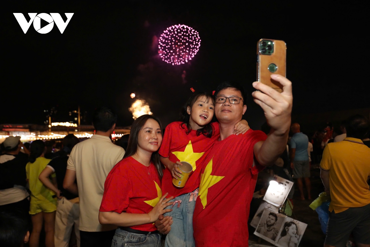 mãn nhãn màn pháo hoa tầm cao rực rỡ trên bầu trời tp.hcm hình ảnh 6 man nhan man phao hoa tam cao ruc ro tren bau troi tp.hcm hinh anh 6