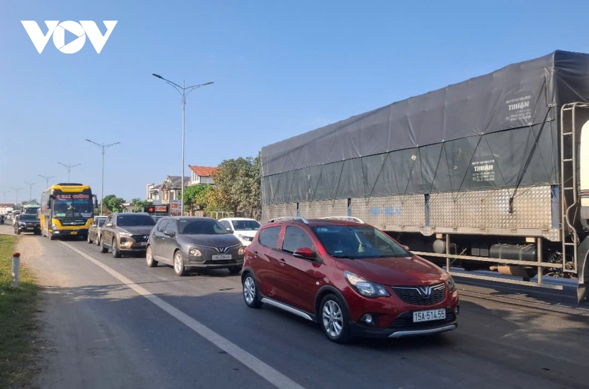 Ùn tắc trên quốc lộ 1a qua cầu gianh ở tỉnh quảng bình hình ảnh 2 Un tac tren quoc lo 1a qua cau gianh o tinh quang binh hinh anh 2