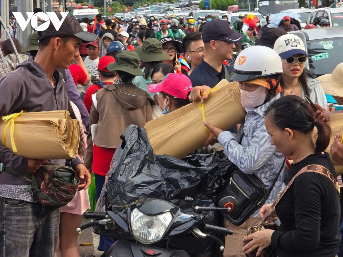 nhiều người trải bạt, ăn ngủ ngoài đường ở tp.hcm để chờ xem diễu binh hình ảnh 11 nhieu nguoi trai bat, an ngu ngoai duong o tp.hcm de cho xem dieu binh hinh anh 11