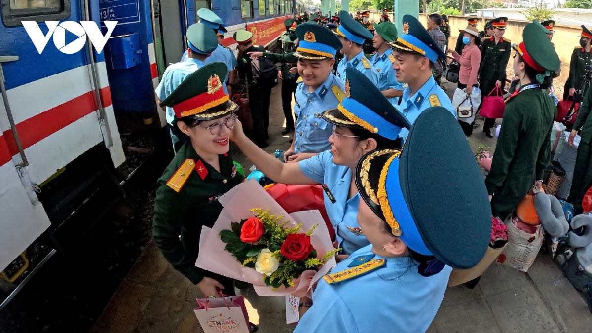 người dân Đồng nai đón chuyến tàu đặc biệt chở đoàn diễu binh, diễu hành hình ảnh 6 nguoi dan Dong nai don chuyen tau dac biet cho doan dieu binh, dieu hanh hinh anh 6