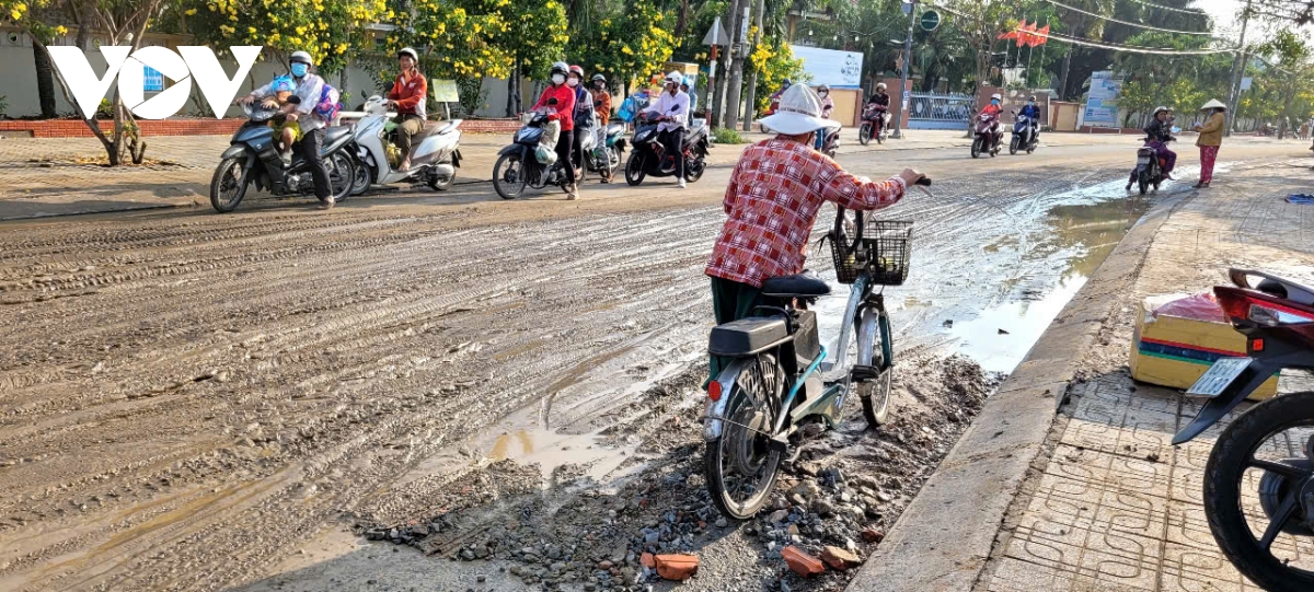 vỡ đường ống dẫn nước sinh hoạt, nước tràn ngập nhiều nhà dân ở tiền giang hình ảnh 3 vo duong ong dan nuoc sinh hoat, nuoc tran ngap nhieu nha dan o tien giang hinh anh 3