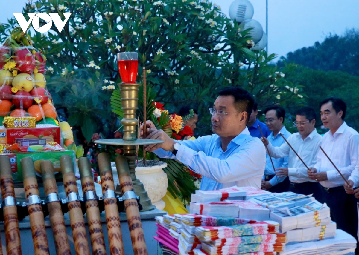 1.500 doan vien thanh nien quang binh thap nen tri an liet sy hinh anh 1