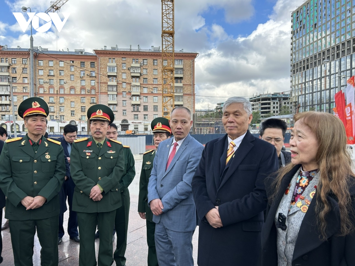 dâng hoa tại tượng đài bác hồ ở moscow nhân kỷ niệm 50 năm giải phóng miền nam hình ảnh 3 dang hoa tai tuong dai bac ho o moscow nhan ky niem 50 nam giai phong mien nam hinh anh 3