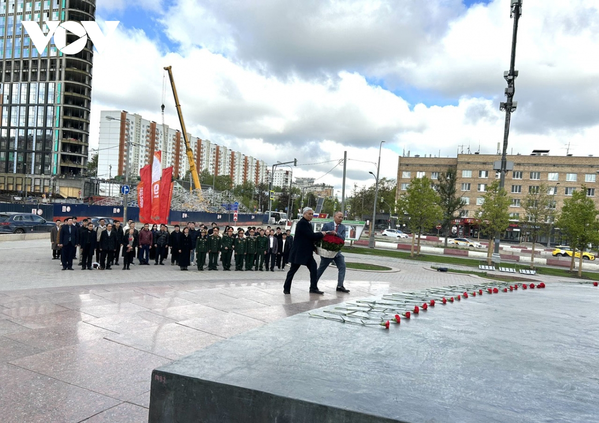 dâng hoa tại tượng đài bác hồ ở moscow nhân kỷ niệm 50 năm giải phóng miền nam hình ảnh 1 dang hoa tai tuong dai bac ho o moscow nhan ky niem 50 nam giai phong mien nam hinh anh 1