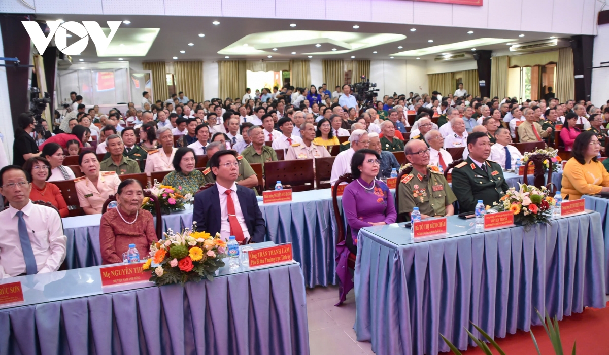 Ong nguyen trong nghia du hop mat ky niem 50 nam ngay giai phong ben tre hinh anh 4