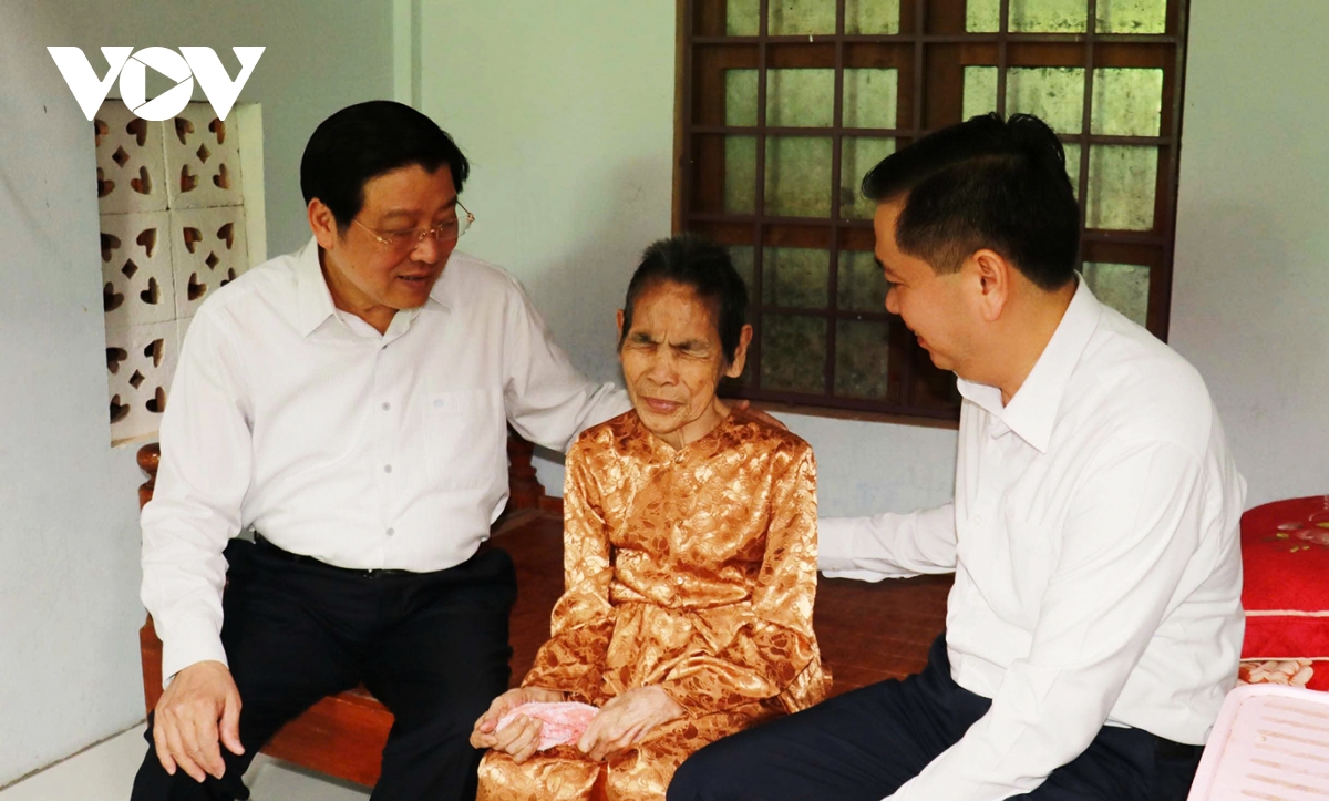 Ông Phan Đình Trạc thăm, tặng quà gia đình chính sách tại Quảng Trị