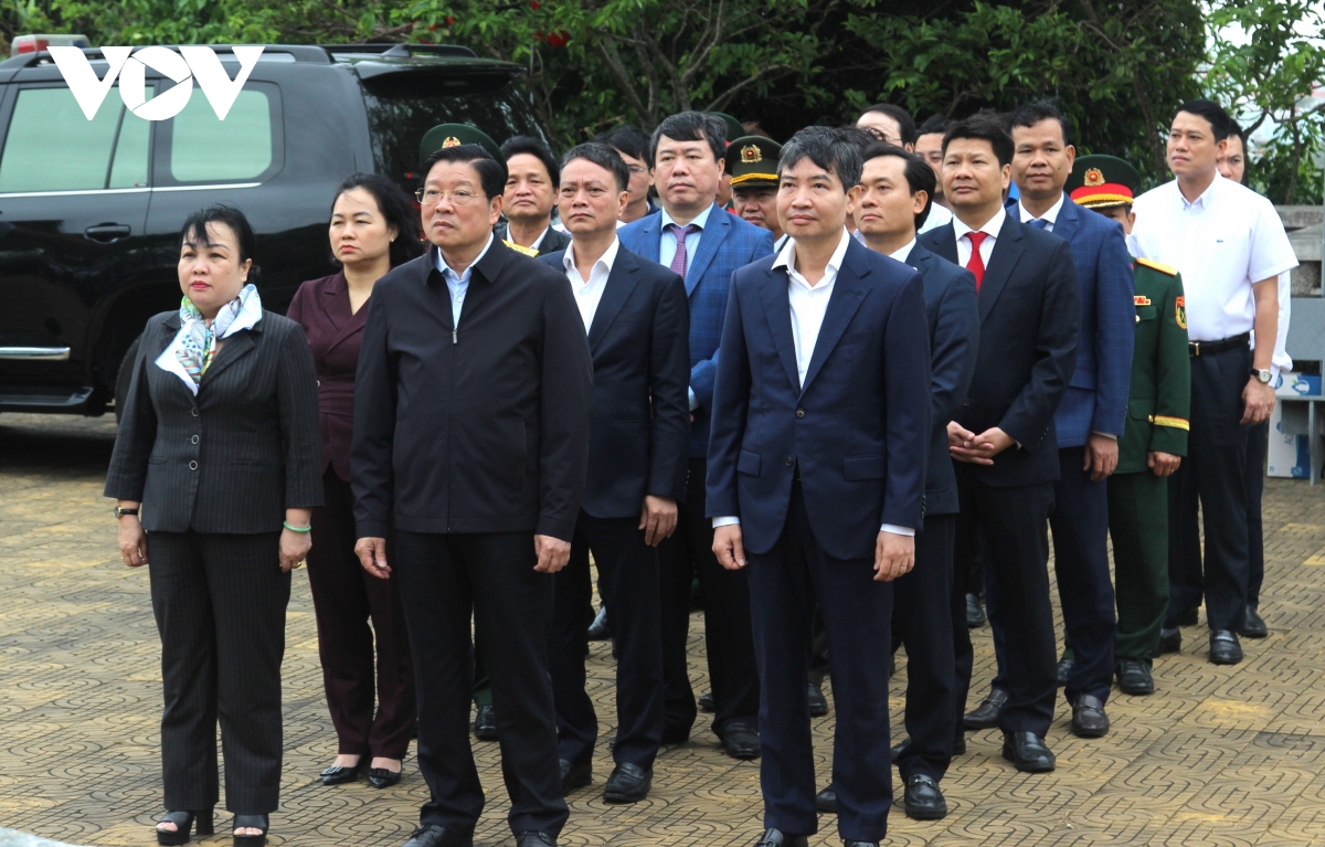 trưởng ban nội chính trung ương dâng hương tại Đài tưởng niệm núi nhạn hình ảnh 2 truong ban noi chinh trung uong dang huong tai Dai tuong niem nui nhan hinh anh 2