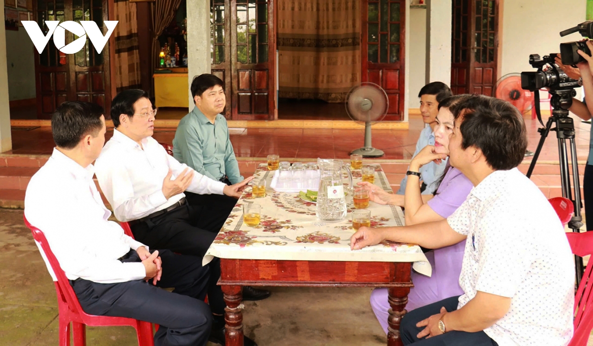 Ông phan Đình trạc thăm, tặng quà gia đình chính sách tại quảng trị hình ảnh 2 Ong phan Dinh trac tham, tang qua gia dinh chinh sach tai quang tri hinh anh 2