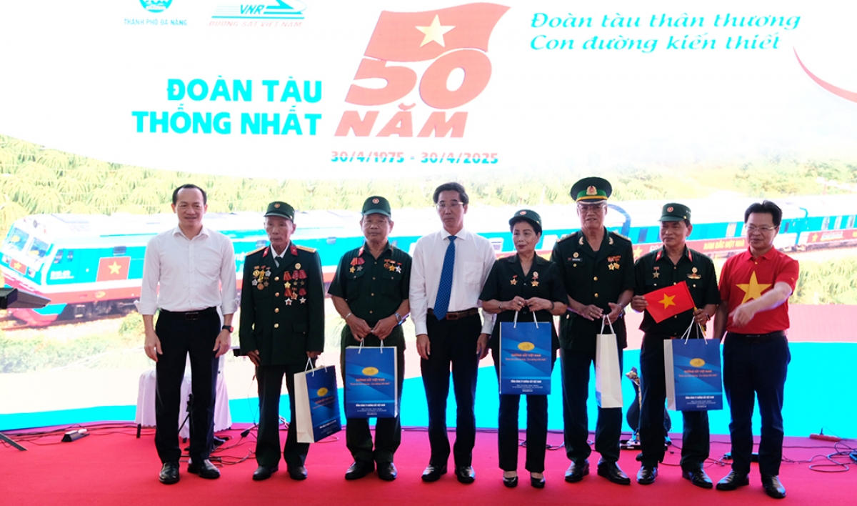 xúc động không khí sum họp 2 miền nam - bắc tại ga Đà nẵng hình ảnh 2 xuc dong khong khi sum hop 2 mien nam - bac tai ga Da nang hinh anh 2