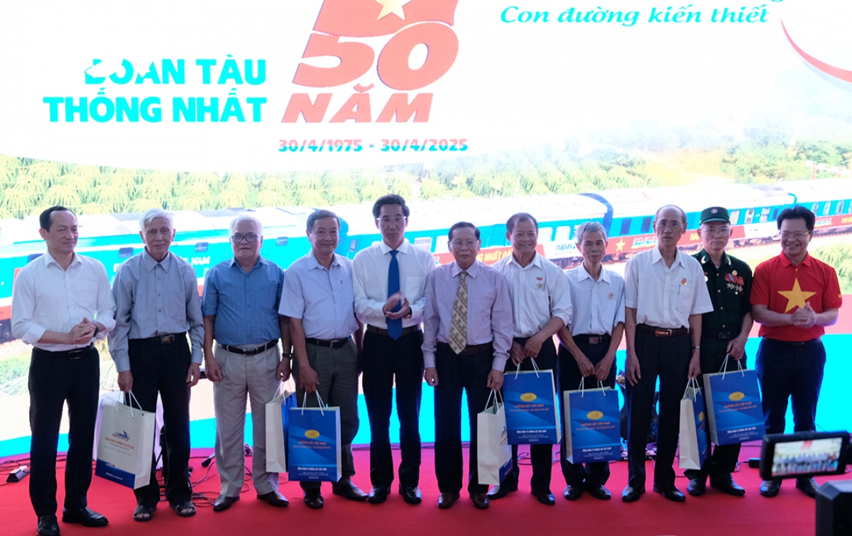 xúc động không khí sum họp 2 miền nam - bắc tại ga Đà nẵng hình ảnh 5 xuc dong khong khi sum hop 2 mien nam - bac tai ga Da nang hinh anh 5