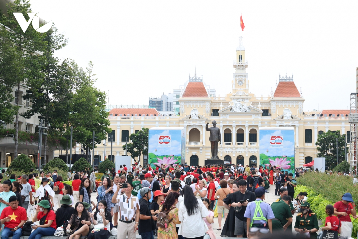 nhiều người trải bạt, ăn ngủ ngoài đường ở tp.hcm để chờ xem diễu binh hình ảnh 8 nhieu nguoi trai bat, an ngu ngoai duong o tp.hcm de cho xem dieu binh hinh anh 8
