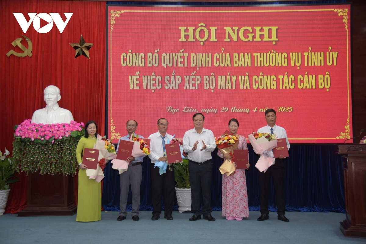 bac lieu cong bo cac quyet dinh ve viec sap xep bo may va cong tac can bo hinh anh 2