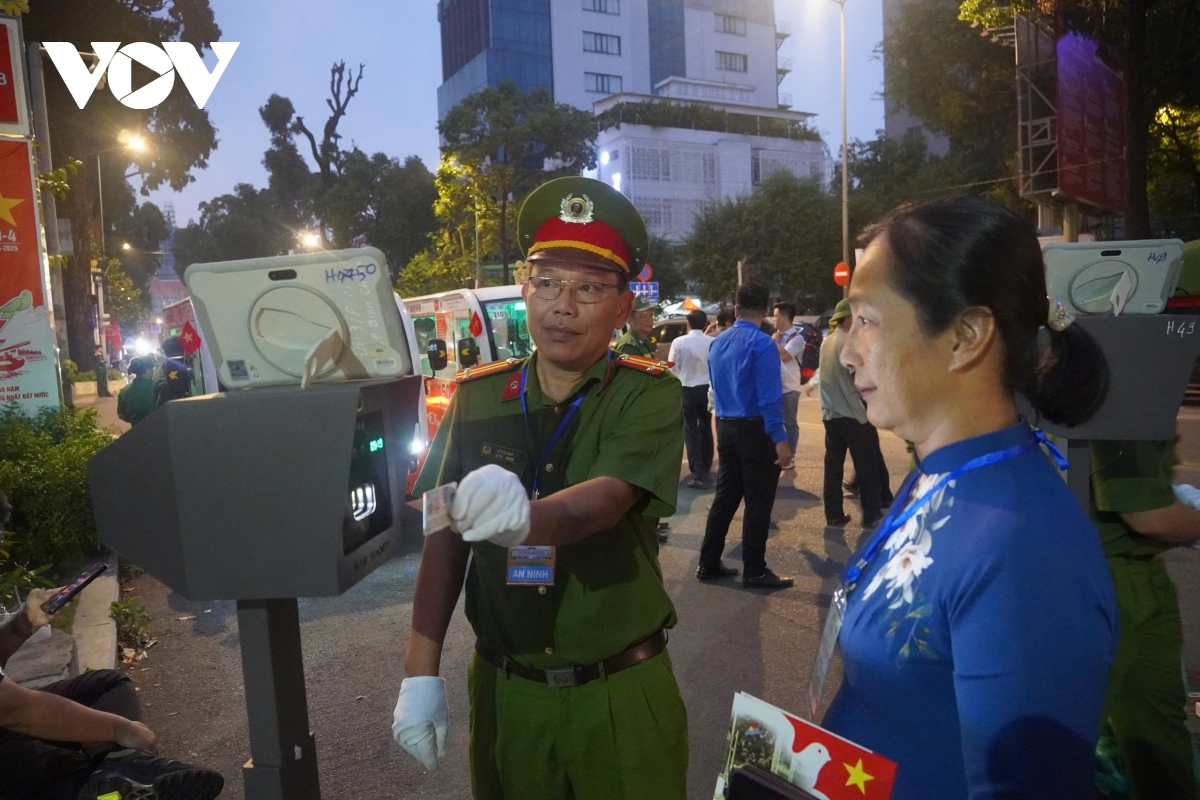 toàn cảnh lễ kỷ niệm, diễu binh, diễu hành cấp quốc gia mừng 50 năm thống nhất đất nước hình ảnh 32 toan canh le ky niem, dieu binh, dieu hanh cap quoc gia mung 50 nam thong nhat dat nuoc hinh anh 32