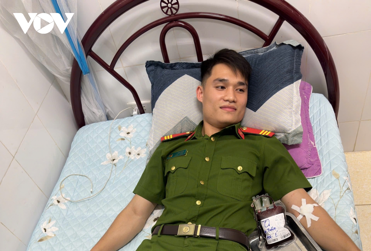 Cán bộ công an Sơn La kịp thời hiến máu cứu cụ ông qua cơn nguy kịch
