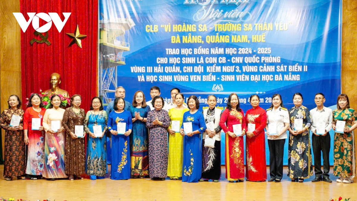 Câu lạc bộ “ Vì Hoàng Sa- Trường Sa thân yêu” tiếp sức học sinh nghèo