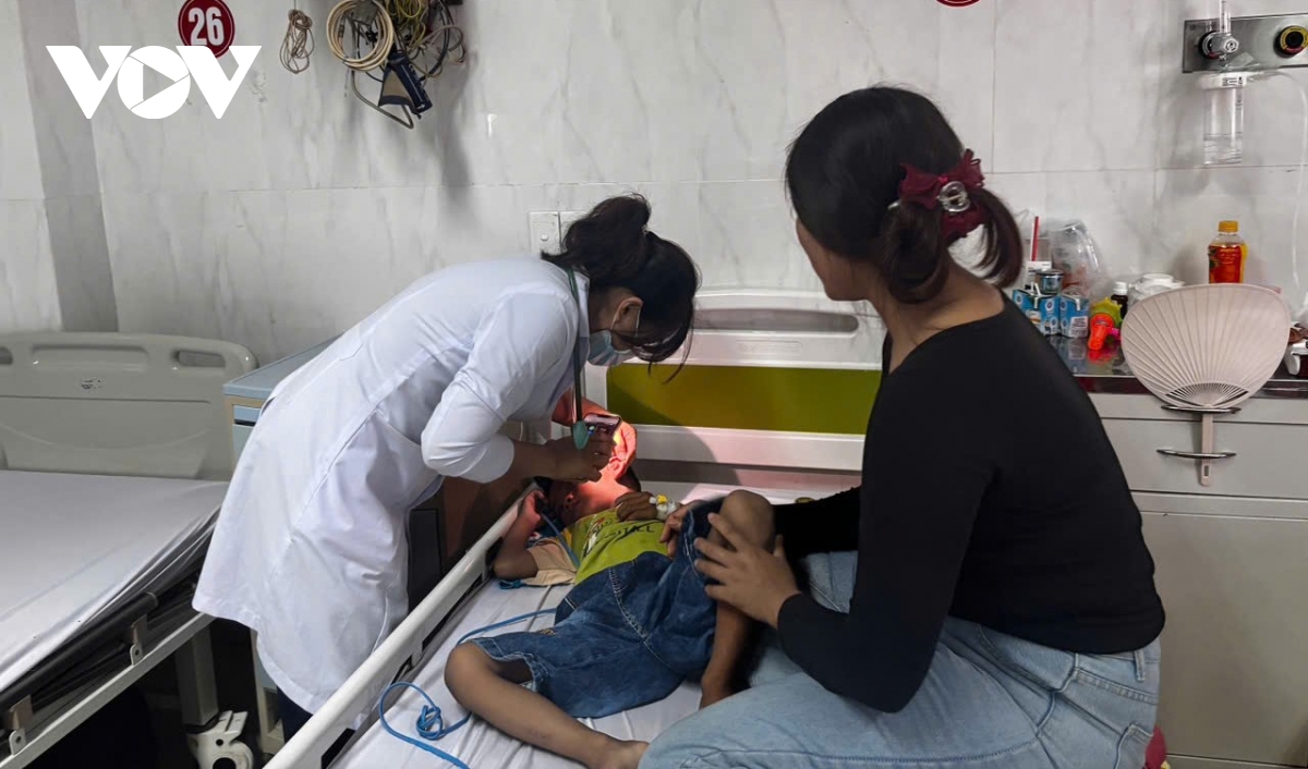 Bé trai 6 tuổi thoát khỏi nguy hiểm sau 1 tháng mắc kẹt dị vật đường thở