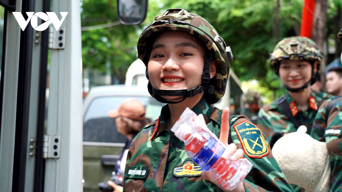 người dân Đồng nai đón chuyến tàu đặc biệt chở đoàn diễu binh, diễu hành hình ảnh 9 nguoi dan Dong nai don chuyen tau dac biet cho doan dieu binh, dieu hanh hinh anh 9