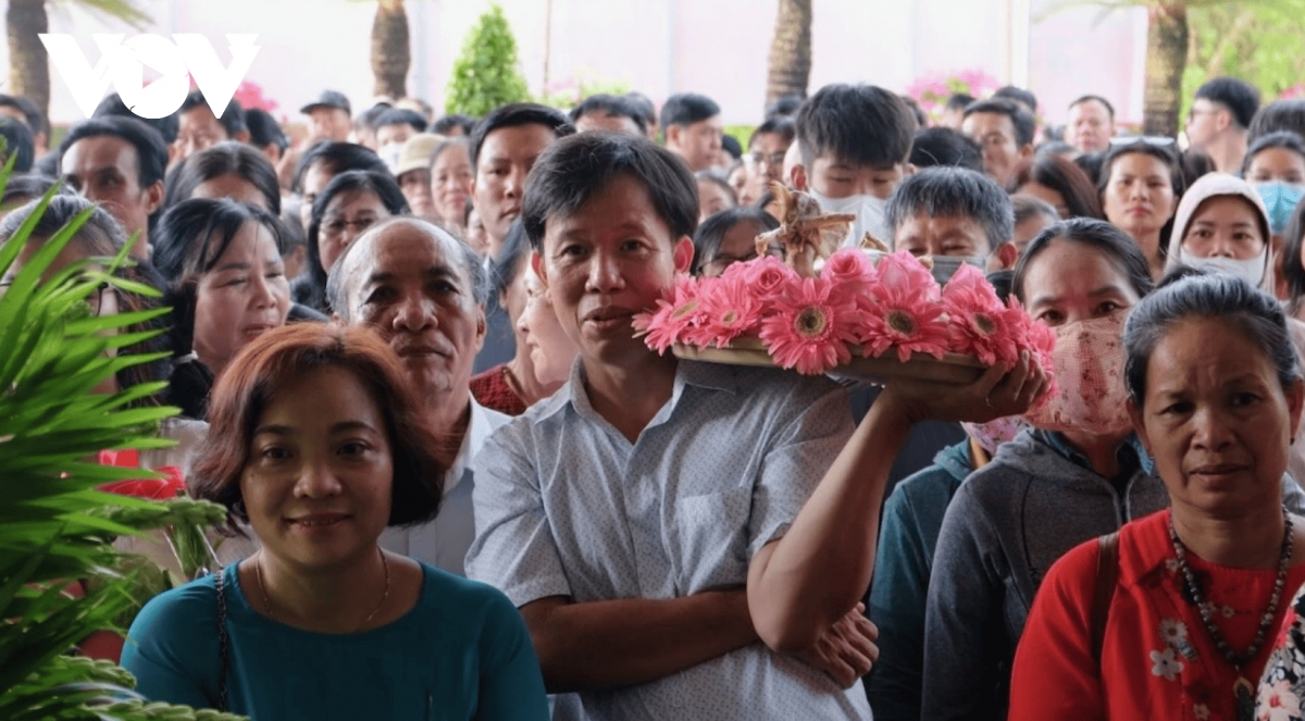 Tens of thousands of people nationwide pay tribute to Hung Kings