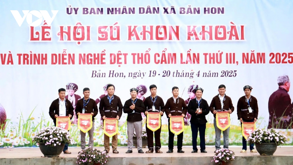 khai mac le hoi su khon khoai va trinh dien nghe det tho cam cua nguoi lu hinh anh 2